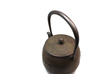 Load image into Gallery viewer, 長文堂 『ざくろ鉄瓶』 1.8L 長谷川
